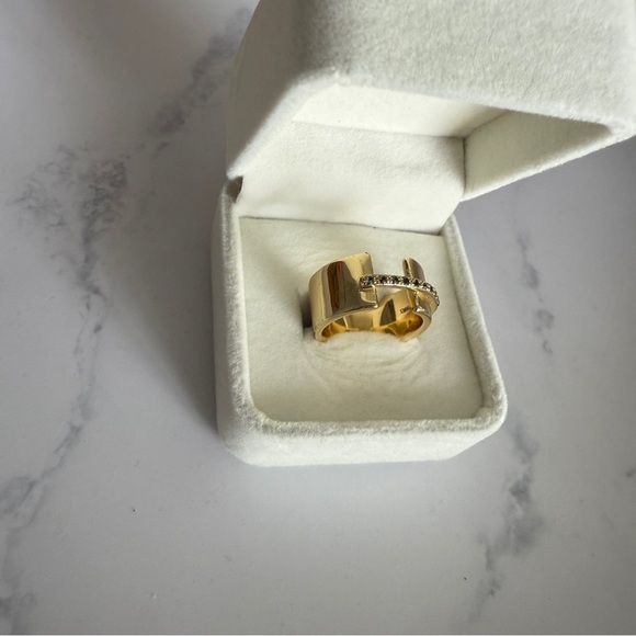 Elizabeth and James | Lueur Ring - Picture 7 of 10